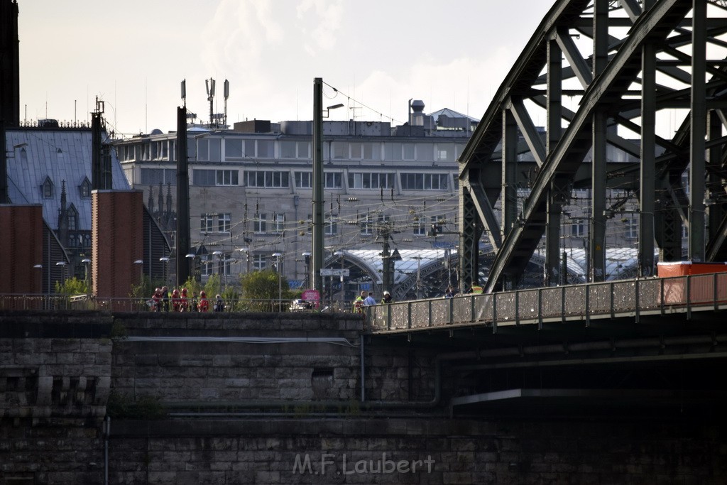 PSpringt kein Suizid Brueckenspringer Koeln Hohenzollernbruecke P041.JPG - Miklos Laubert